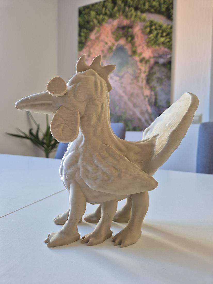 Pfälzer Elwetritsche Figur 7 Große sandfarbene Elwetritsche Figur auf einem Tisch